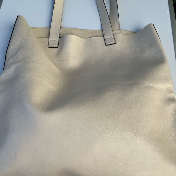 Gucci Logo Print Leather Tote Bag in White - Picture 8 of 12